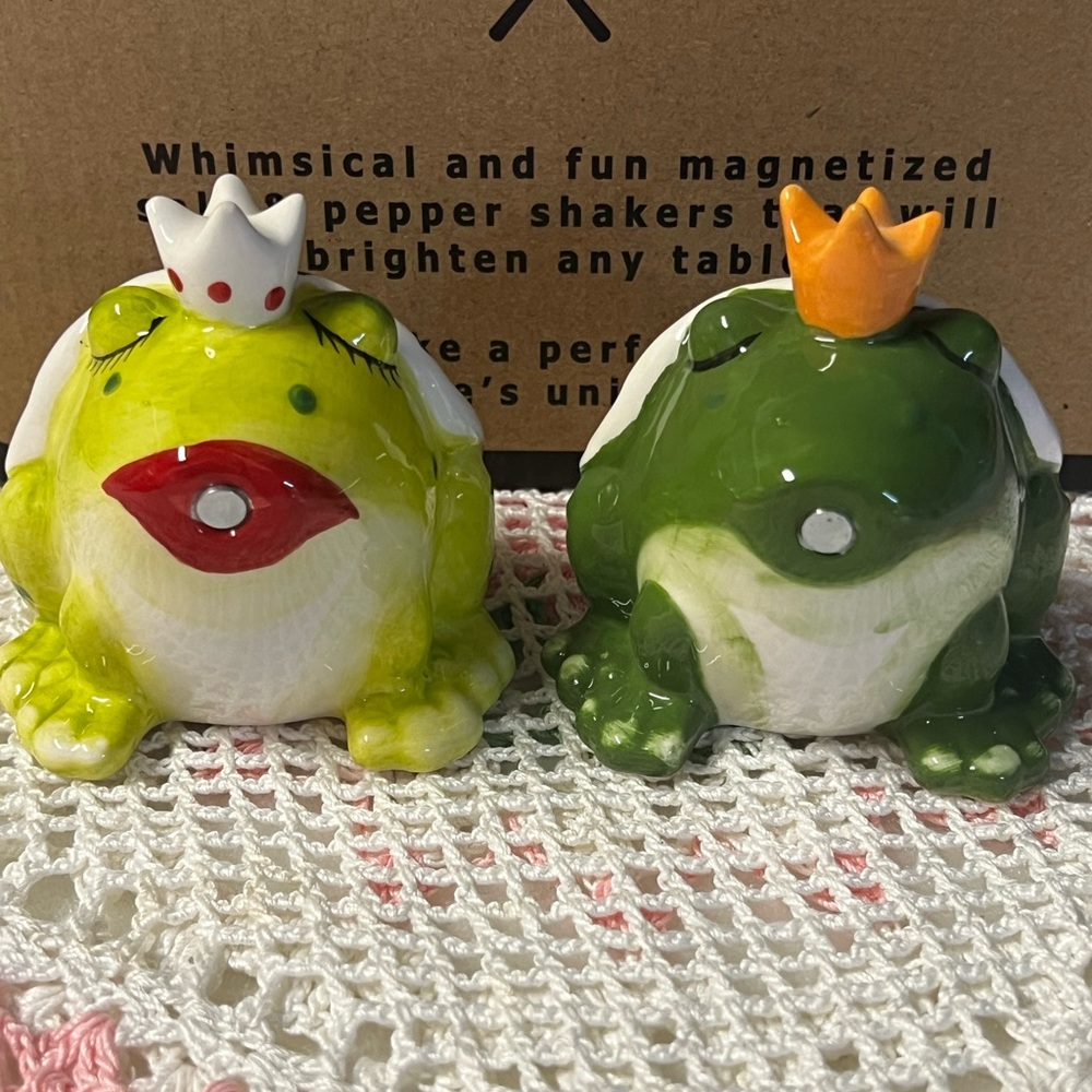 Frog Salt & Pepper Shakers Magnetized Kissing Frogs Ceramic - Picture 2 of 14